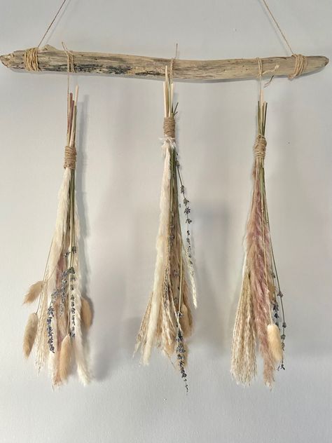 Super simple boho wall decor i made using driftwood i found at the beach, some twine, and dried lavender and different types of pampas grasses Beachy Boho, Dried Lavender, Boho Wall Decor, Pampas Grass, Grasses, Boho Wall, Beautiful Wall, Super Simple, Room Inspo