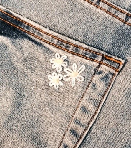 Jean Pocket Embroidery Simple, Cute Embroidered Blue Jeans, Daisy Embroidery Jeans, Embroider Jeans Back Pocket, Jeans Back Pocket Embroidery, Flower Embroidery Jeans Pocket, Embroidered Jeans Diy, Flowers Sewing, Sewing Upcycle