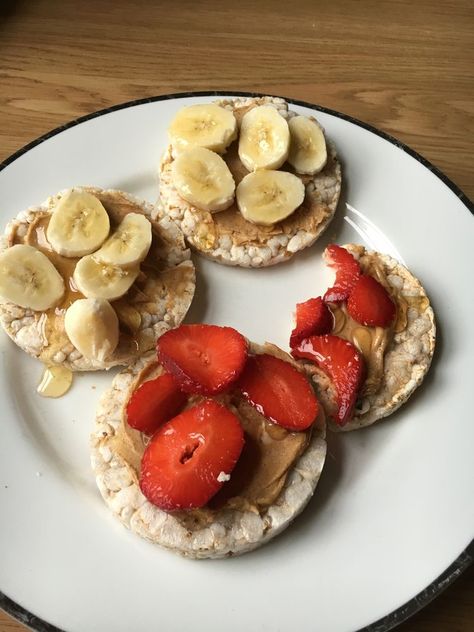 Healthy breakfast this morning- 4 rice cakes topped with peanut butter, bananas strawberries and hunny Rice Cakes Toppings Healthy, Rice Cakes Peanut Butter, Rice Cakes Toppings, Rice Cake Recipes, Healthy Lunch Snacks, Food Aesthetics, Easy Food Art, Healthy Food Motivation, Healthy Lifestyle Food