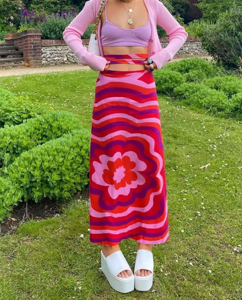 Barbie Aesthetic Outfit Dresses, Barbiecore Aesthetic Outfit, Juliet Aesthetic, Skirts 2022, Style Roots, Ella Enchanted, Printed Long Skirt, Looks Pinterest, Dopamine Dressing