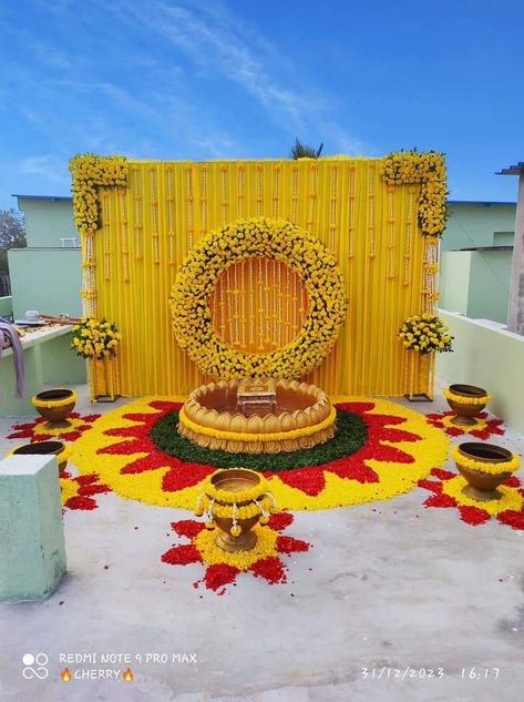 Haldi Stage, Haldi Function Decoration, Haldi Ideas, Stage Decoration Photos, Haldi Ceremony Decorations, Haldi Decoration Ideas, Small Wedding Decor, Haldi Decoration, Haldi Ceremony Outfit