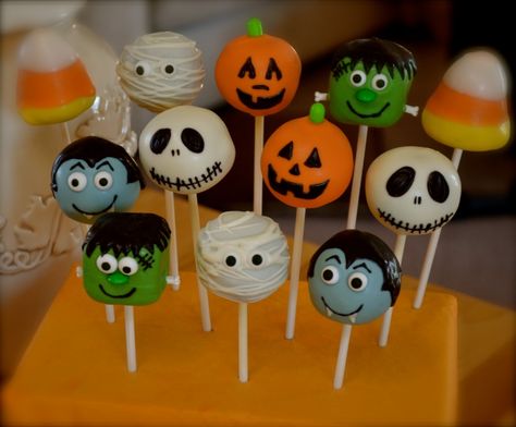 Halloween cakepops- Super cute designs - don't know if I could do it that well! :-) Halloween Treats Cake Pops, Cake Pops Designs Halloween, Cake Pops Halloween Cakepops, Halloween Themed Cake Pops, Halloween Cakepops Ideas, Spooky Cake Pops, Halloween Cake Pop Ideas, Cake Pop Display Ideas, Halloween Cake Pops Ideas