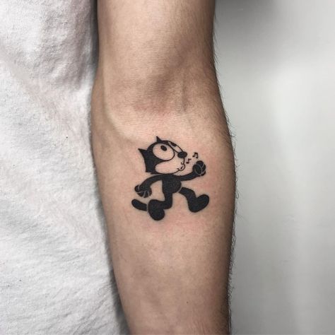 Felix Cat Tattoo, Back Tattoos Geometric, Cartoon Cat Tattoo, Felix The Cat Tattoo, Cartoon Tattoos For Men, Felix Back, Felix Tattoo, Usmc Tattoo, Traditional Tattoo Man