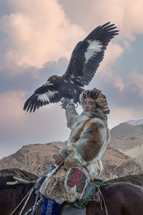 Mongolian Eagle Hunter, Mongolian Eagle, Eagle Hunter, Horse Adventure, Mughal Art Paintings, Hunter Outfit, Exposure Compensation, Anatomy Poses, Figure Photography