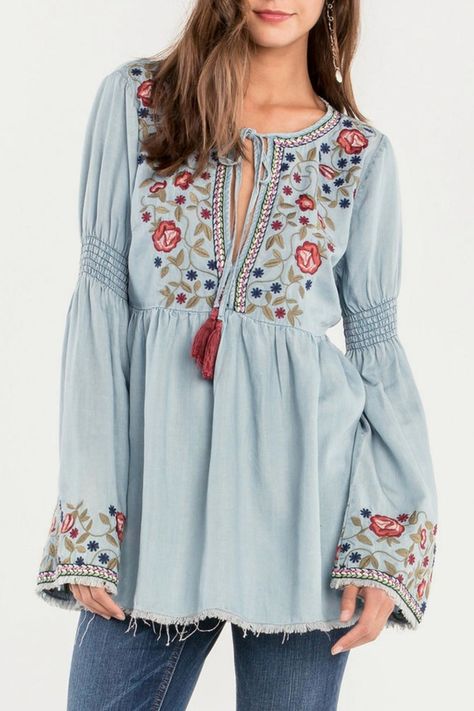 Embroidered bell sleeve top.       #boho #bohemian #fashion #Dress Dresses Casual Boho, Moda Hippie, Look Boho Chic, Boho Mode, Estilo Hippie, Freshly Picked, Skirt Maxi, Spring Outfits Women, Boho Casual