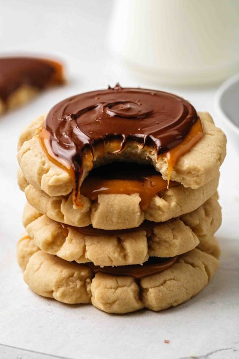 Chilled CRUMBL Twix Cookies Copycat Recipe - Lifestyle of a Foodie Crumble Copycat, Crumbl Cookie Recipe, Crumbl Copycat, Crumble Cookie Recipe, Gourmet Cookie, Crumbl Cookies, Twix Cookies, Cookie Table, Peanut Butter And Chocolate