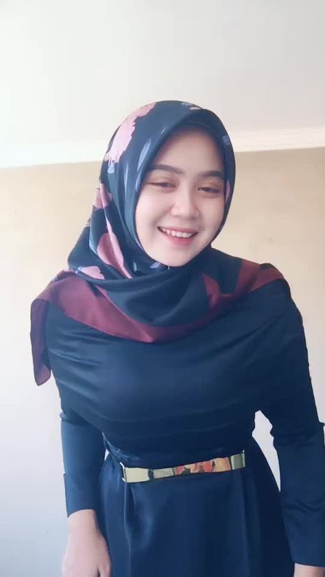 Hijab Teen, Girls Long Dresses, Hijab Fashionista, Muslim Women Fashion, Casual Hijab, Muslim Women Hijab, Casual Hijab Outfit, Sweet Lady, Beautiful Muslim Women