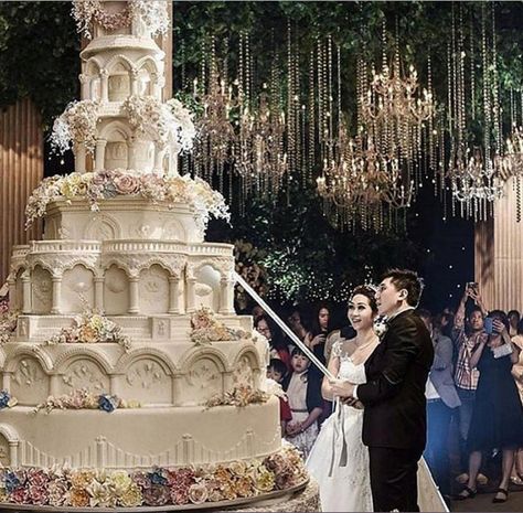 Over The Top Wedding, Huge Wedding Cakes, Crazy Wedding Cakes, Extravagant Wedding Cakes, Chandelier Cake, Incredible Cakes, Wedding Cake Prices, Big Wedding Cakes, Wedding Cake Tops