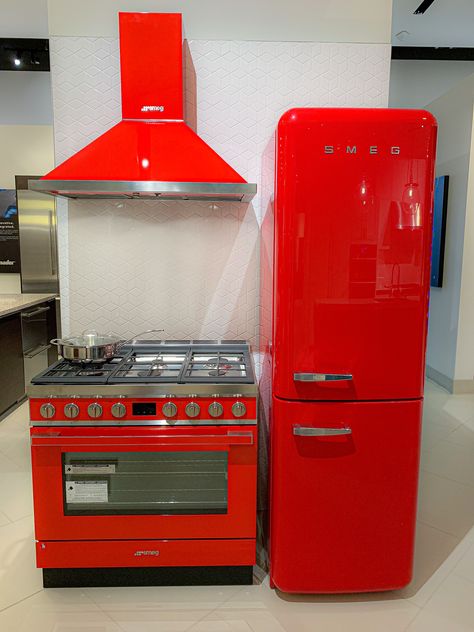 #smeg #retro #50sstyle #kitchendecor #kitchenenvy #kitchendisplay #homedecor #bold #red #vibrantcolors #range #refrigerator #pirchenvy #colorful #uniquekitchen Smeg Red Kitchen, Red Retro Kitchen, Smeg Red, Red Kitchen Appliances, Red Refrigerator, Smeg Refrigerator, Smeg Kitchen, Retro Refrigerator, Crockery Design