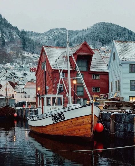 Drawing Objects, Fishing Town, Harbor House, Bergen Norway, Fishing Villages, Coastal Towns, Pretty Places, Pictures To Draw, R5