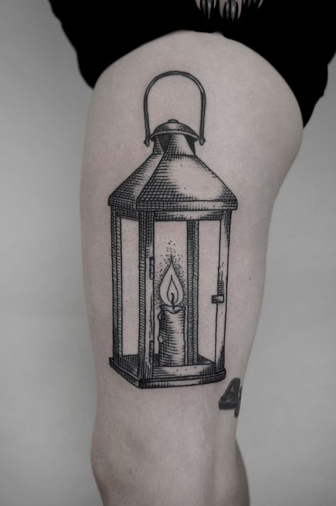 Lantern Tattoo Vintage, Lantern Tattoo Design, Round Tattoo, Pineapple Tattoo, Woodcut Tattoo, Lantern Tattoo, Tattoos Inspo, Engraving Tattoo, Optical Illusion Tattoo