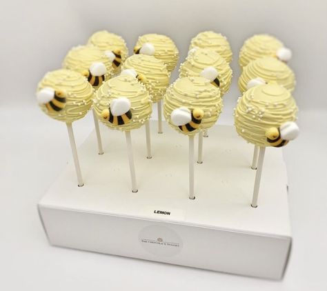 Bumblebee Cake Pops, Beehive Cake Pops, Bee Hive Birthday Cakes, Bee Cake Pops Ideas, Bee Hive Five Birthday, Honey Bee Cake Pops, Honey Cake Pops, Mama To Bee Cake, Cake Pop Themes