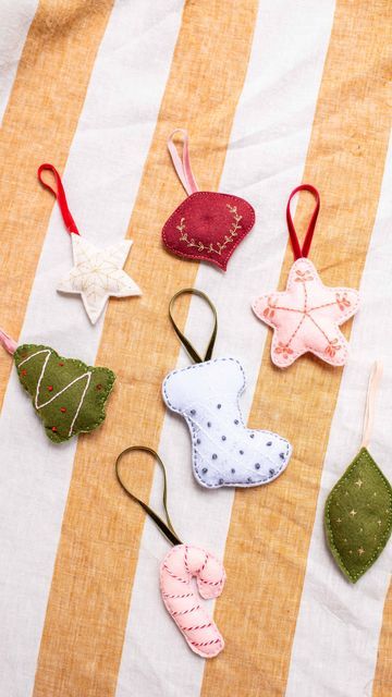 Felt Ornaments Easy, Easy Felt Ornaments, Diy Hat Rack, Diy Coat, Embroidered Felt, Hat Storage, Gingerbread Christmas, Diy Hat, Diy Hanging