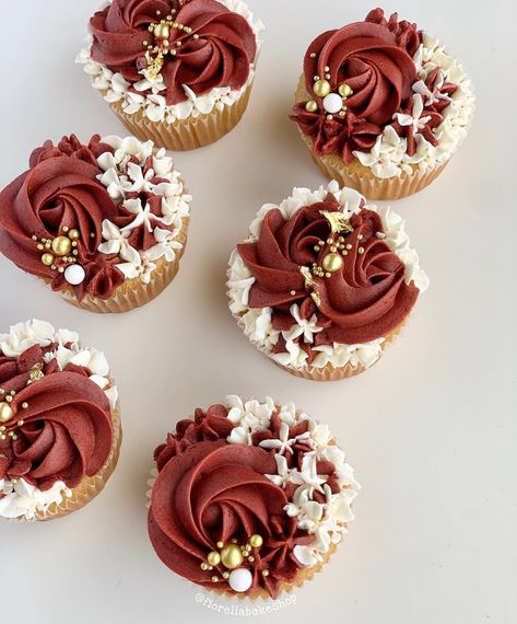 Maroon Cake Ideas, Maroon And White Cupcakes, Maroon And Gold Cupcakes, Maroon Cupcakes, Burgundy Cupcakes, Maroon Cake, Cupcakes For A Wedding, Wedding Cupcakes Decoration, Gold Dessert Table