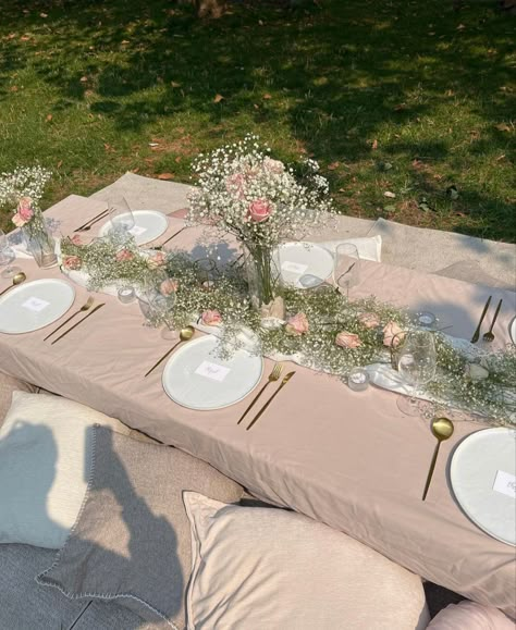 Tea Party Outdoor Backyards, Garden Party Table Decor Simple, Backyard Dinner Party Ideas Simple, Pink Bridal Shower Aesthetic, Coquette Garden Party, 16 Birthday Party Ideas Green, Garden Party Simple, White Garden Party, White Tea Party