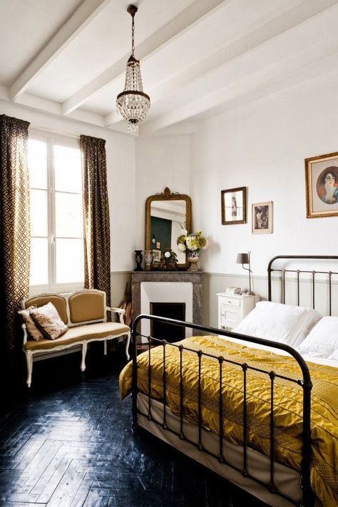 Modern Victorian Style, Parisian Bedroom, Vintage Bedroom Decor, Parisian Decor, French Country Bedrooms, Casa Vintage, Eclectic Bedroom, Modern Victorian, Vintage Bedroom