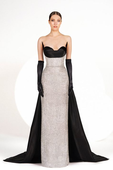 Sequins embroidered dress with satiny gloves Premiere Outfits, Gown With Gloves, Swarovski Dress, Look Gatsby, Silver Evening Dress, Evil Stepmother, Model Clothes, Silver Gown, Couture Gown