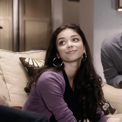 haley dunphy Hailey Modern Family, Hailey Dunphy, Haley Modern Family, Modern Family Haley, Haley Dunphy, Sarah Hyland, Normal Girl, Shirt Hair, Badass Women