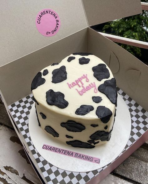 Cow Cake Birthday, Cow Print Cake, Cow Cakes, Pastel Cakes, Cowgirl Birthday Party, Cow Birthday, Funny Birthday Cakes, Mini Cakes Birthday, Cow Design