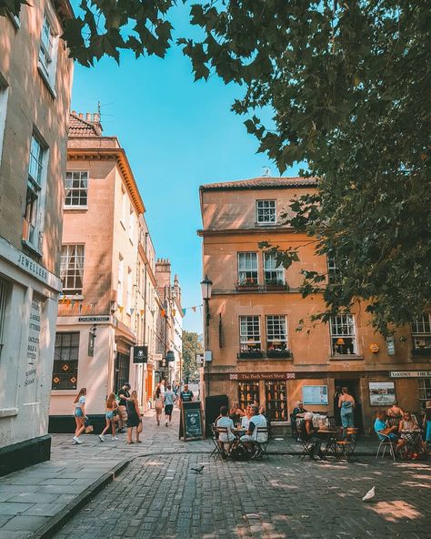 BATH 🌿🧡 Bath is the largest city in the county of Somerset,  known for and named after its Roman-built baths 🔱 Yesterday we took the train… Bath Photography, Bath Somerset, The Train, Somerset, United Kingdom, Train, Holidays, Bath, Photography