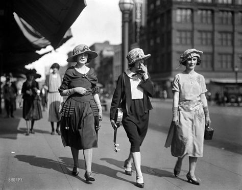 50 Fabulous Pictures of Women’s Street Style from the 1920s 50 & Fabulous, 20s Fashion, Greenwich Village, Roaring Twenties, 1920s Fashion, Glitz And Glam, Belle Epoque, Vintage Photographs, Art Plastique