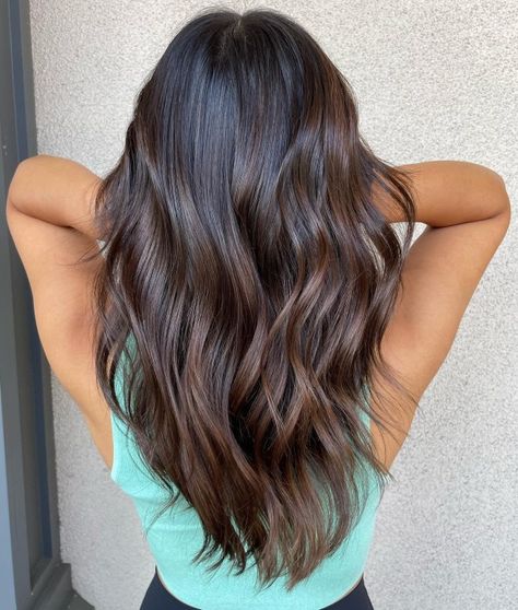 Eye-Catching Dark V-Cut Hair Haircut With V In Back, Lots Of Layers Haircut Medium, V Cut Layered Hair, Long V Cut Hair With Layers, V Shaped Haircut With Layers Medium, V Haircut For Medium Hair, V Haircut For Long Hair, V Cut Hair With Layers Medium, V Shaped Haircut With Layers