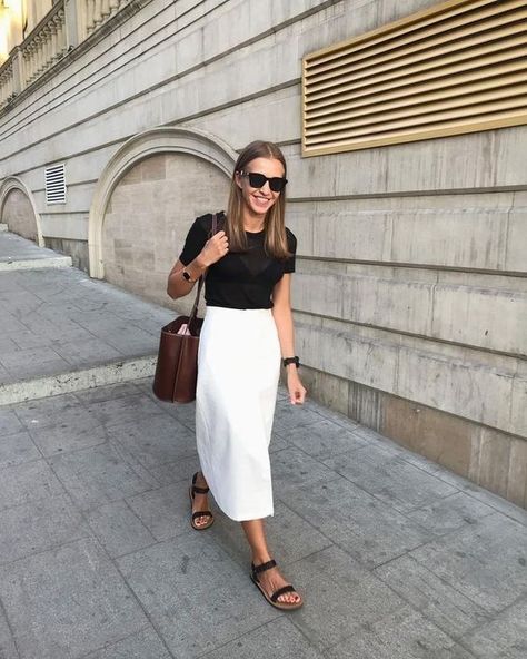 a black top, a white midi skirt, black sandals and a brown bag for a chic minimalist look Off White Midi Skirt, White Midi Skirt Outfit, Midi Rock Outfit, Mode Dope, Minimalistic Chic, Minimalist Moda, City Summer, Midi Skirt Outfit, White Midi Skirt