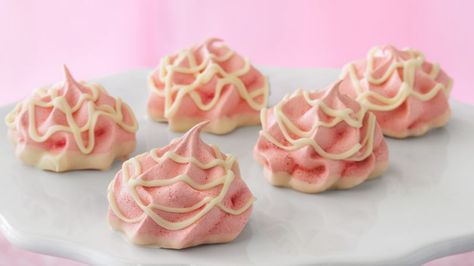 Add attractive color to meringue cookies with cherry-flavored gelatin. The white chocolate drizzle is delicious. Meringue Puffs, Cherry Meringue, Clay Charm Ideas, Christmas Cookies Ideas, 1 Cookies, Meringue Pavlova, Candy Cupcake, Cheesecake Dip, Puff Recipe