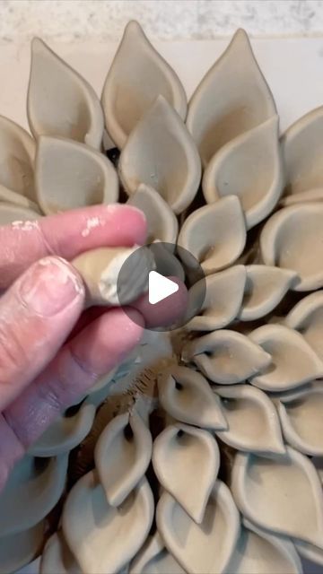 Oven Bake Clay Projects Ideas, Large Clay Flowers, Sculpture Art Flower, Garden Clay Ideas, Making Clay Flowers, Diy Garden Totems How To Make, Pottery Flowers Ideas, Clay Ideas Flower, Porcelain Clay Ideas