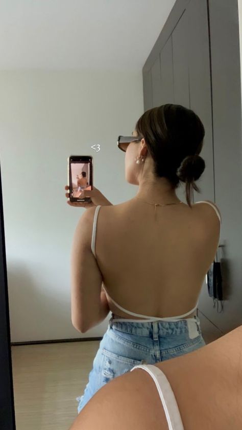 Back Selfie Poses, Ootd Photo Ideas, Instagram Pose Ideas Aesthetic, Classy Poses, Mirror Photo Ideas, Summer Selfies, Selfies Aesthetic, Fit Selfie, Mirror Selfie Aesthetic