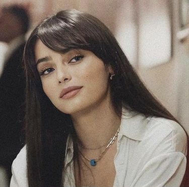 #JewelryDesign #JewelryLovers #Jewelry #Fashion #HandmadeJewelry #Accessories #StatementJewelry #Style #Gemstone #JewelryAddict Looks Aesthetic, Ayça Aysin Turan, 가을 패션, Dream Hair, Aesthetic Hair, Hairstyles With Bangs, Dark Hair, Pretty Face, Aesthetic Girl