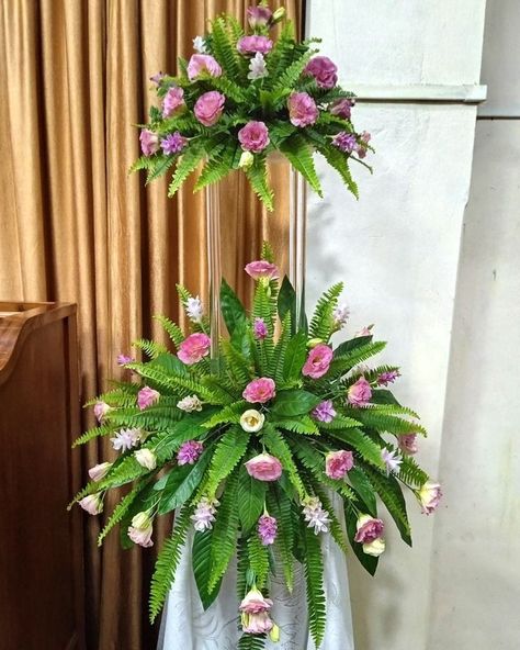 Ikebana fresh flowers arrangement Glass Decor Ideas, Floral Topiaries, Church Christmas Decorations, Tropical Flower Arrangements, Table Flower Arrangements, Altar Flowers, Large Flower Arrangements, Ikebana Flower Arrangement, Church Flower Arrangements