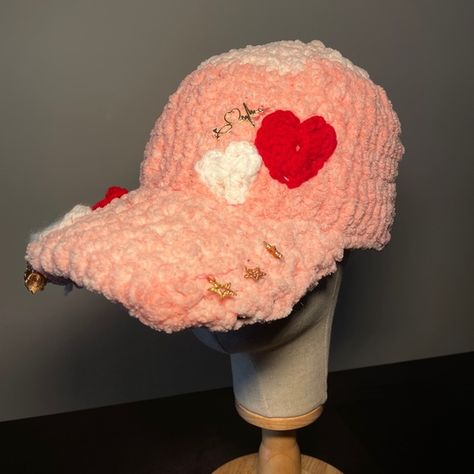 pink crocheted baseball cap with gold charms Crochet Baseball Hat, Newspaper Boy Hat, Newspaper Hat, Crochet Baseball, Womens Straw Hats, Fur Pom Pom Hat, Short Cake, Paper Boy, Beige Hat