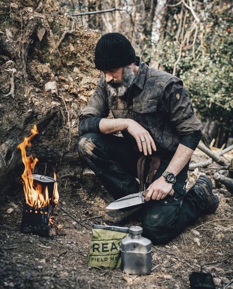 Outdoor Event Ideas, Outdoorsmen Style, Country Man, Mountain Aesthetic, Bushcraft Gear, Camping Photography, Camping Knife, Bushcraft Camping, Country Men