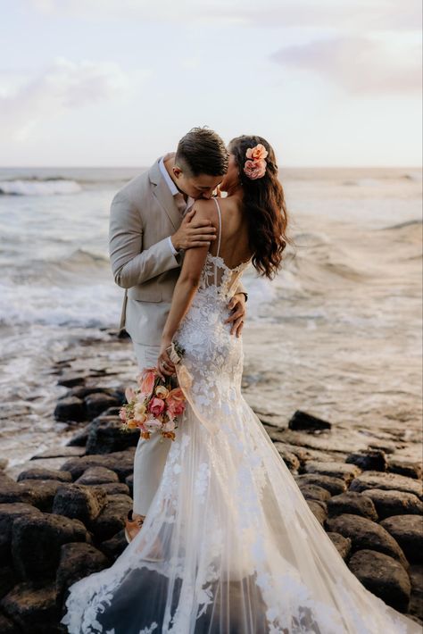 Small Wedding On The Beach, Beach Wedding Hawaii, Tropical Wedding Party Attire, Tropical Wedding Photos, Hanalei Bay Wedding, Hawaiian Wedding Theme, Tropical Wedding Party, Hawaiian Beach Wedding, Hawaiian Wedding Themes