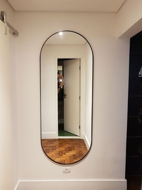 Rectangular Mirror Decor, Mirror On Wall Decor, Mirror On Wall Living Room, Long Mirror On Wall, Mirror In Bedroom Aesthetic, Long Mirror Decorating Ideas, Oval Mirror Bedroom, Hallway Mirror Ideas, Long Mirror In Bedroom