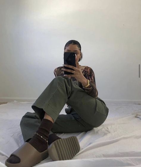 Outfit With Black Yeezy Slides, Earth Brown Yeezy Slides Outfit, Brown Yeezy Slides Outfit, Yeezy Slides Outfit Women, Brown Yeezy Slides, Yeezy Slides Outfit, Black Bag Outfit, Slides Outfit, Yeezy Slides