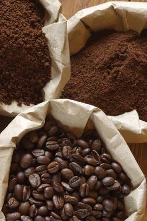 Roasted coffee beans, ground coffee, and instant coffee in paper bags. Chocolate Covered Coffee Beans, Coffee Origin, Coffee Shot, Roasted Coffee Beans, Roasted Coffee, Arabica Coffee, Organic Coffee, Ground Coffee, Coffee Type