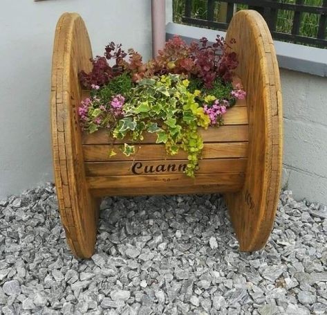 Painted Wire Spools, Wood Spools Ideas Diy Projects, Mini Spool Ideas, Cable Spool Ideas Diy Outdoor Tables, Wooden Spool Crafts Diy Projects, Wire Wheel Ideas Spool Tables, Electrical Spool Ideas, Electric Spool Ideas Diy, Wooden Spools Ideas