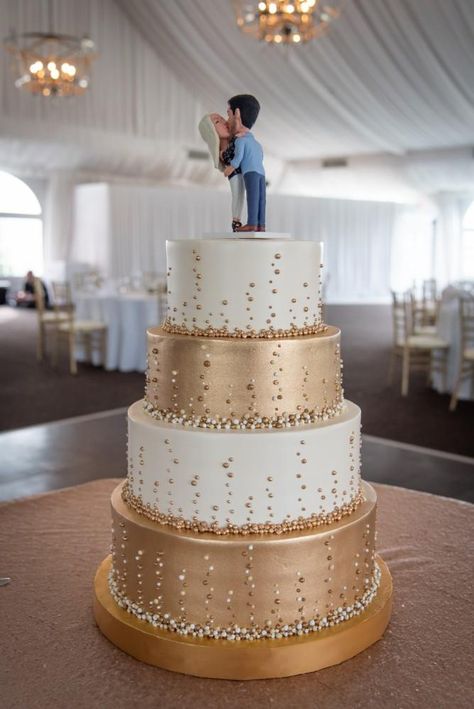 Gold And White Cake Wedding, Wedding Cakes Gold, Gold And White Wedding Cake, Gold And White Cake, Champagne Wedding Cakes, Bubble Wedding, Wedding Cakes Ideas, Gold And White Wedding, Purple Wedding Cakes