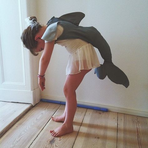 Cloe´s dolphin costume! Diy Dolphin Costume, Mermaids And Pirates, Dolphin Project, Under The Sea Costumes, Sea Creature Costume, Dolphin Costume, Sea Costume, Homecoming Week, Easy Diy Costumes