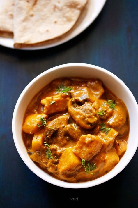 aloo mushroom curry Kadai Mushroom, Mushroom Manchurian, Potato Mushroom Recipe, Indian Mushroom, Indian Potato Recipes, Vegetarian Mushroom Recipes, Mushroom Masala Recipe, Mushroom Biryani, Veg Gravy