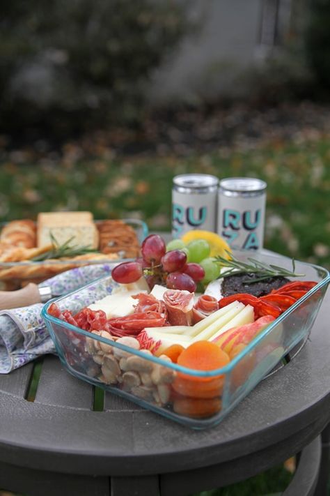 Mountain Picnic Ideas, Tanglewood Picnic Ideas, Picnic Dinner Food Ideas, Hiking Picnic Ideas, Picnic Kids Ideas, Charcuterie Board Picnic Ideas, Outdoor Concert Food Picnic Ideas, Concert Picnic Food Ideas, Boat Picnic Food Ideas