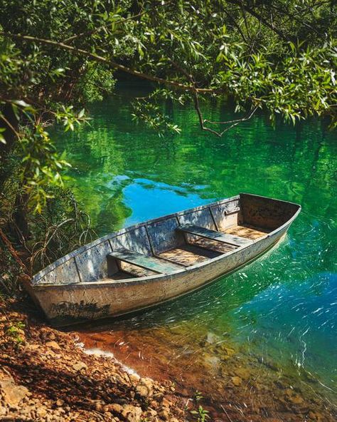 Boat Reference, Boat In Water, Boat On Water, Fisherman Boat, Boat On Lake, Boat Photography, Boat Artwork, Street Photography People, Fishing Dock