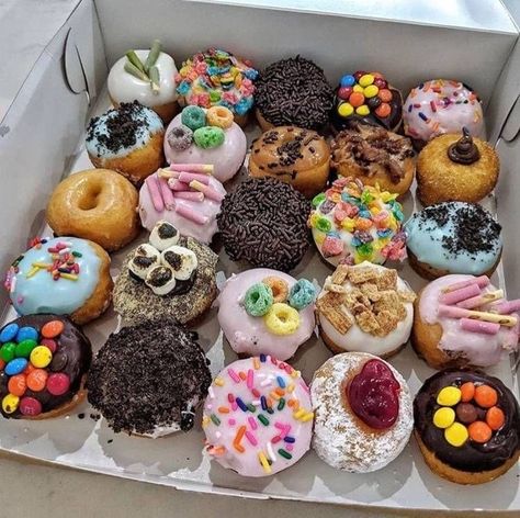 Donat Glaze, Mini Doughnuts, Mini Burgers, Junk Food Snacks, Delicious Donuts, Yummy Comfort Food, Think Food, Sweet Snacks Recipes, Cute Desserts