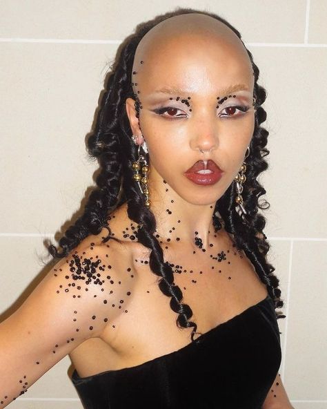 FKA twigs (@fkatwigs) • Instagram photos and videos Funky Makeup, Fka Twigs, Avant Garde Makeup, Aesthetic Music, Beautiful Dark Art, Fashion Event, Glam Makeup, Aesthetic Makeup, Inspirational Women