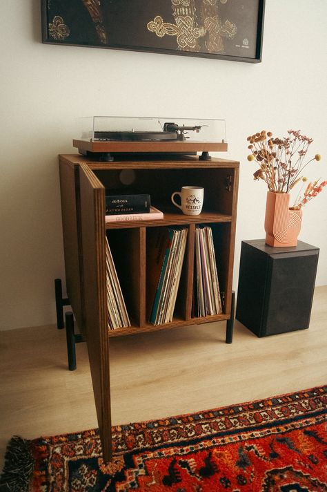 Introducing the little brother of the "York 101". The Halved variant for those who are interested in a smaller option. Handmade from a quality plywood with a real wooden veneer, giving it this rich warm wooden feel that can really brighten up your space. Room for a record player and amplifier. Storage of up to 60+ of your favorite LPs. Smooth soft close doors and finished up with a beautiful back panel. Colors: OAK (light brown) WALNUT (dark brown) GRAY WASH BLACK WASH NATURAL Measurements Heigh Vintage Record Player Cabinet, Record Player Storage, Mini Record Player, Lp Storage Cabinet, Modern Record Console, Record Player Setup, Vinyl Lp Storage, Vinyl Record Room, Record Console