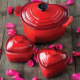 cast iron Red Le Creuset, Le Crueset, Le Creuset Cookware, Kitchen Finds, Kitchen Necessities, Kitschy Kitchen, Red Kitchen, Cute Kitchen, Cookware Sets