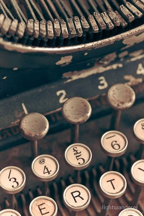 Fotografi Vintage, Vintage Typewriter, Vintage Typewriters, Dark Academia Aesthetic, Academia Aesthetic, Brown Aesthetic, Light Academia, Aesthetic Vintage, Macro Photography