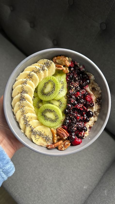 Gorgeous porridge Porridge Bowl Aesthetic, Aesthetic Porridge, Porridge Aesthetic, Porridge Ideas, Best Pre Workout Food, Porridge Bowl, Healthy Aesthetic, Pre Workout Food, Porridge Recipes